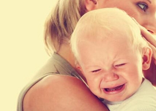 宝宝白天睡觉晚上不睡民间方法,宝宝白天睡觉不醒不吃奶怎么办