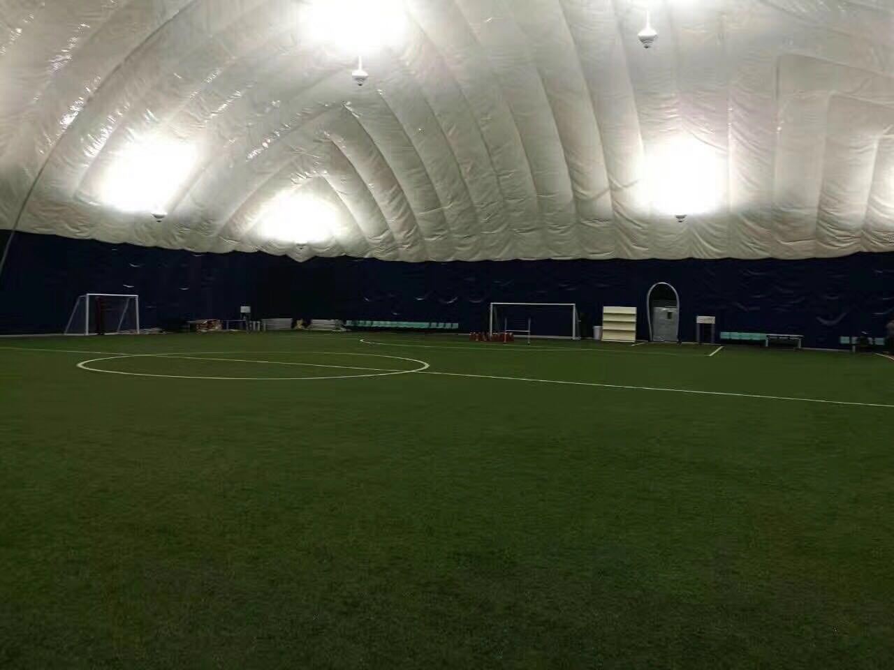 东北冬季踢球,沈阳市区气膜足球场