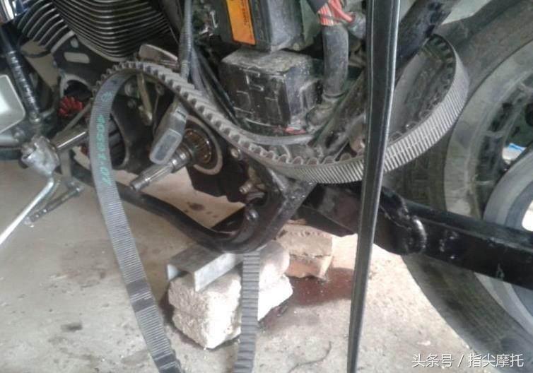 哈雷至尊滑翔摩托车大卸八块，只为换根皮带！