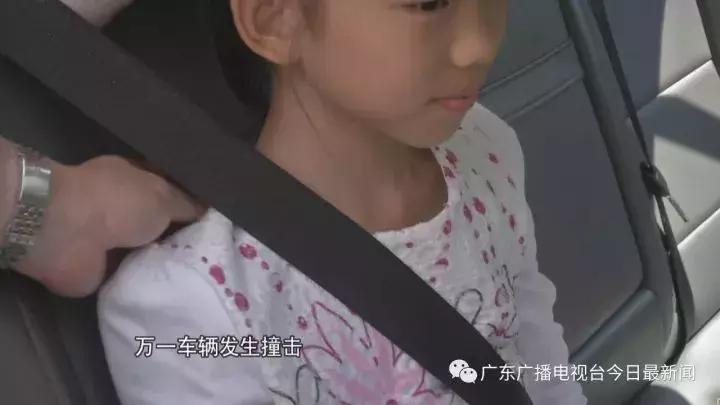 广州女孩被护栏卡住脖子,一名女童因系牵引绳被电梯夹住
