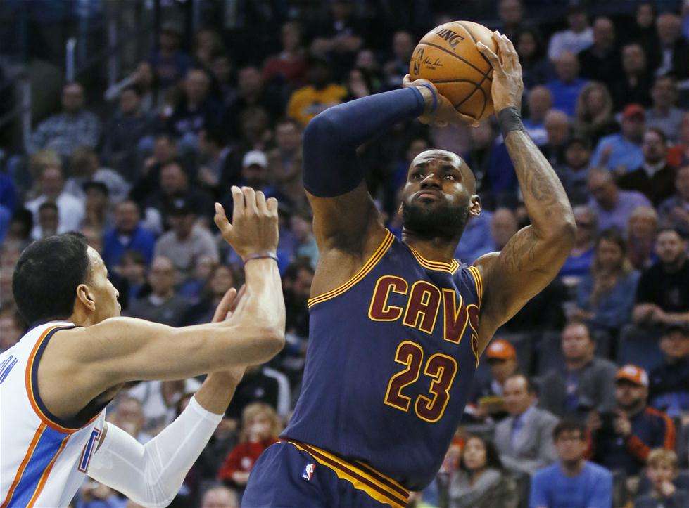 詹姆斯改变了几次投篮姿势,詹姆斯全场标准投篮姿势连中三球