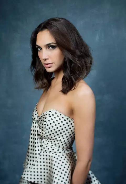 抢尽超人和蝙蝠侠风头的那个女人，到底是怎么样神奇的存在？