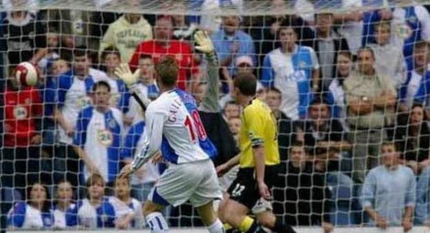 足球用脚还是手,足球是用脚踢得