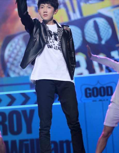 鹿晗王俊凯易烊千玺跑男唱歌,易烊千玺晒胡子王俊凯露腹肌