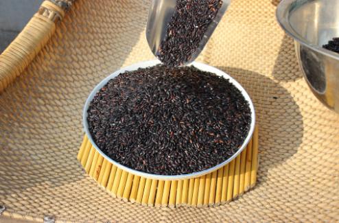 没想到煮粥随手撒点黑米也能治好白癜风?就这四个方法!