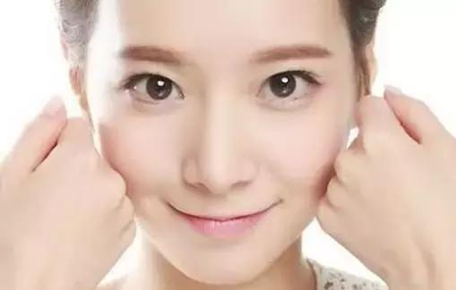 教你轻松消灭鼻头黑头,女童鼻子黑头出油怎么办