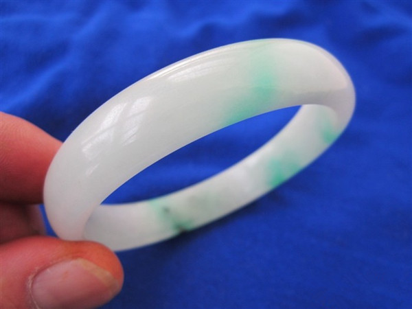 30万手镯值不值钱,30万以上的手镯是真的吗