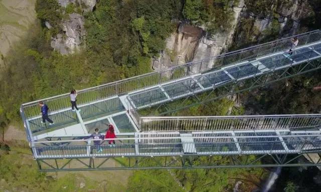 最吓人的十大旅游景点中国,玉屏山玻璃栈道特效吓人视频