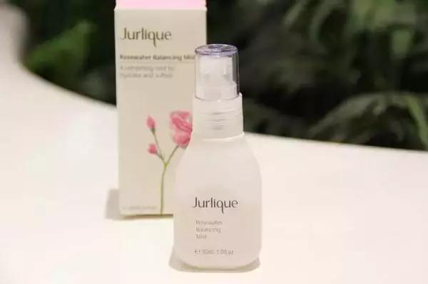 散发女性魅力的护理产品,玫瑰香味护肤品