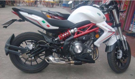 nk400和黄龙300哪个适合摩旅,黄龙300和春风400nk哪个骑着舒服