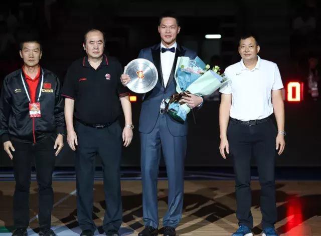 广东宏远朱芳雨退役球衣,一代传奇退役后续