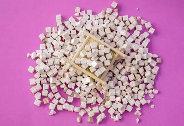 你是不是感觉自己湿气很重呢,晚上几点洗澡不容易有湿气