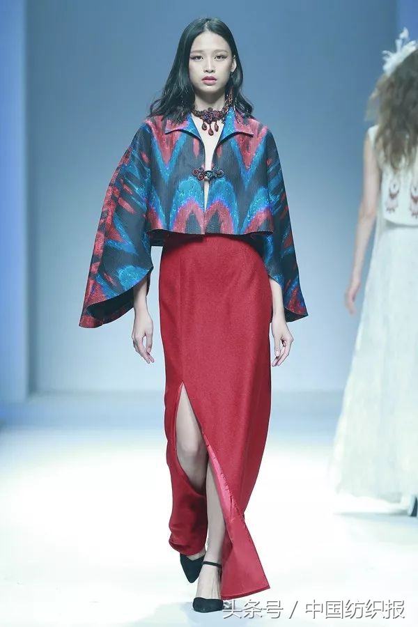 雅莹独爱东方意韵，“艾德莱斯出天山”尽显异域风情