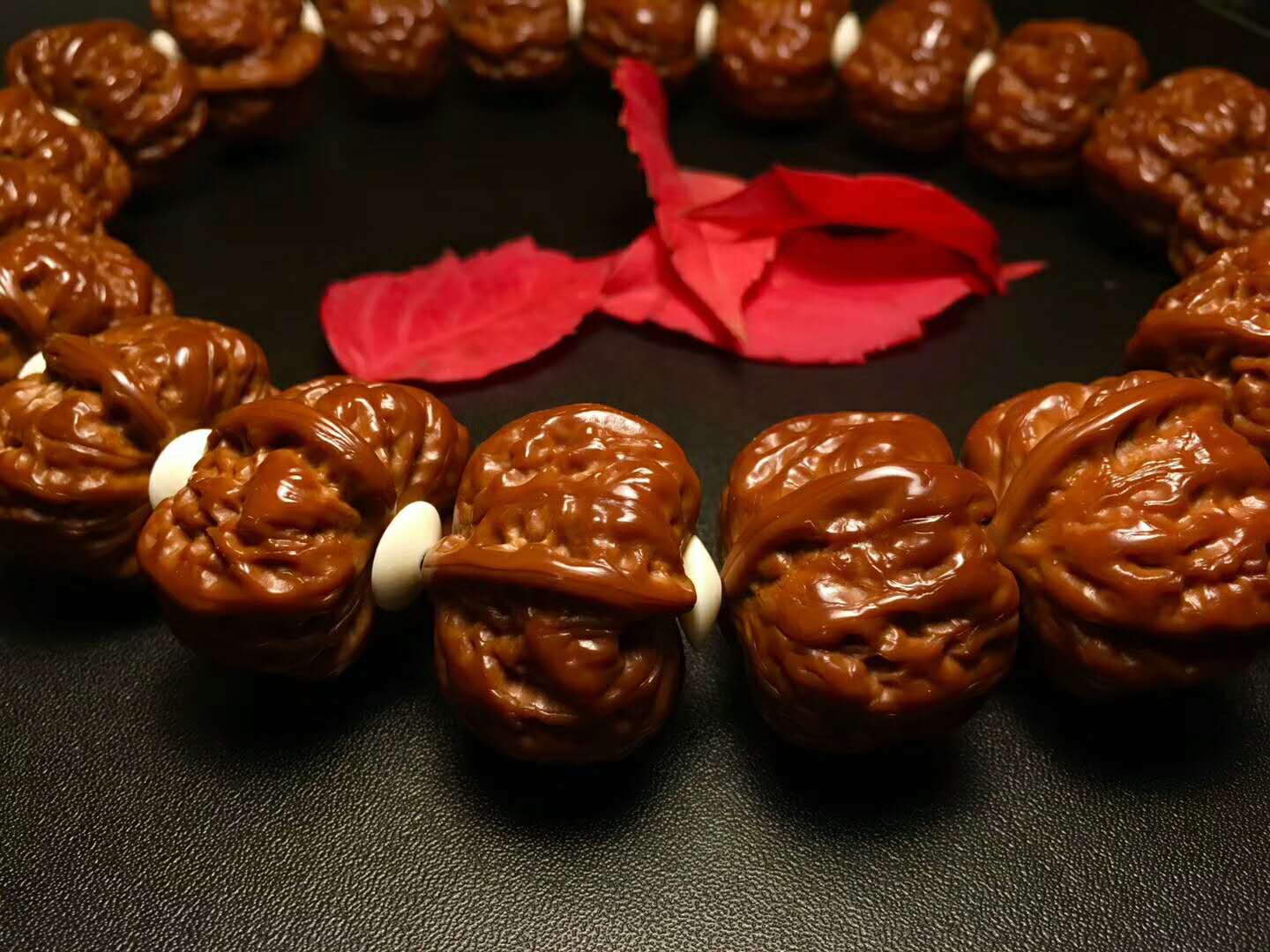 怎么挑选一串极品野生小核桃手串,野生核桃和普通核桃手串