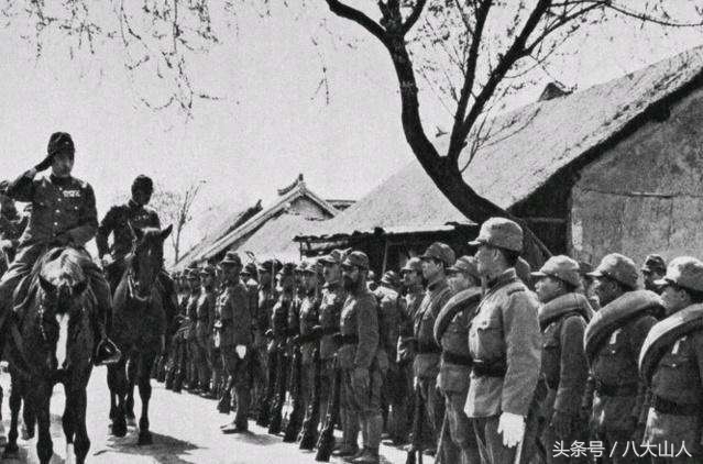 日军军刀佩戴刀把放后面,日军军帽戴法