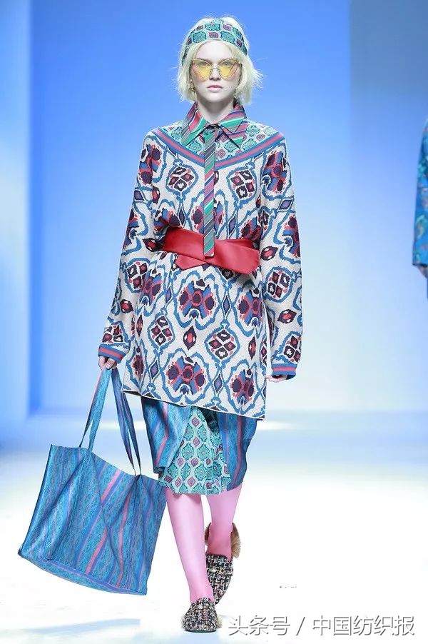 雅莹独爱东方意韵，“艾德莱斯出天山”尽显异域风情