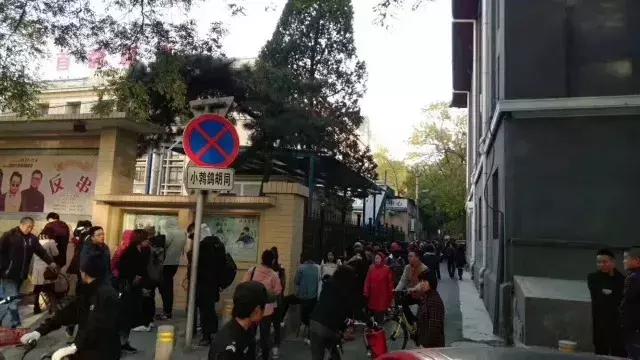 广场舞大妈都找到兼职工作,北京广场舞大妈跳舞视频