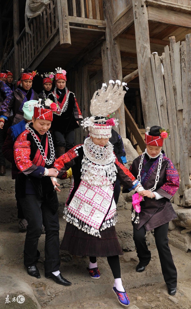 苗族人的礼节有什么讲究,凯里苗族姑娘出嫁是怎样礼节