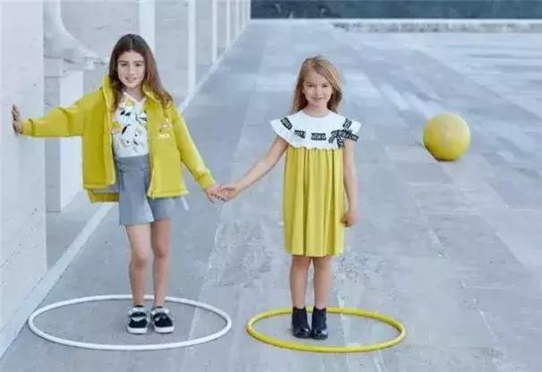 pantone流行色衣服,pantone2022流行色服装搭配