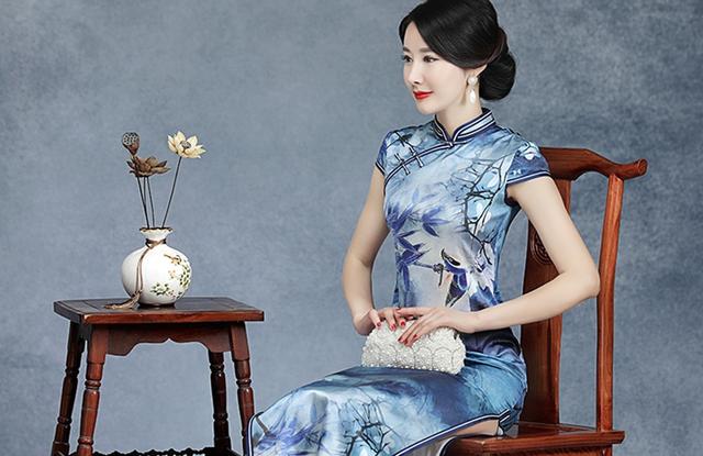 一袭旗袍显示柔美,真丝旗袍最能体现女人的优雅高贵