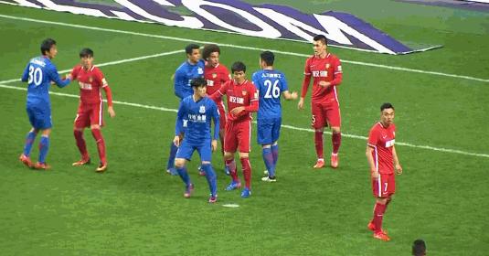 扇足球裁判巴掌啥后果,扇耳光脚踢算殴打吗