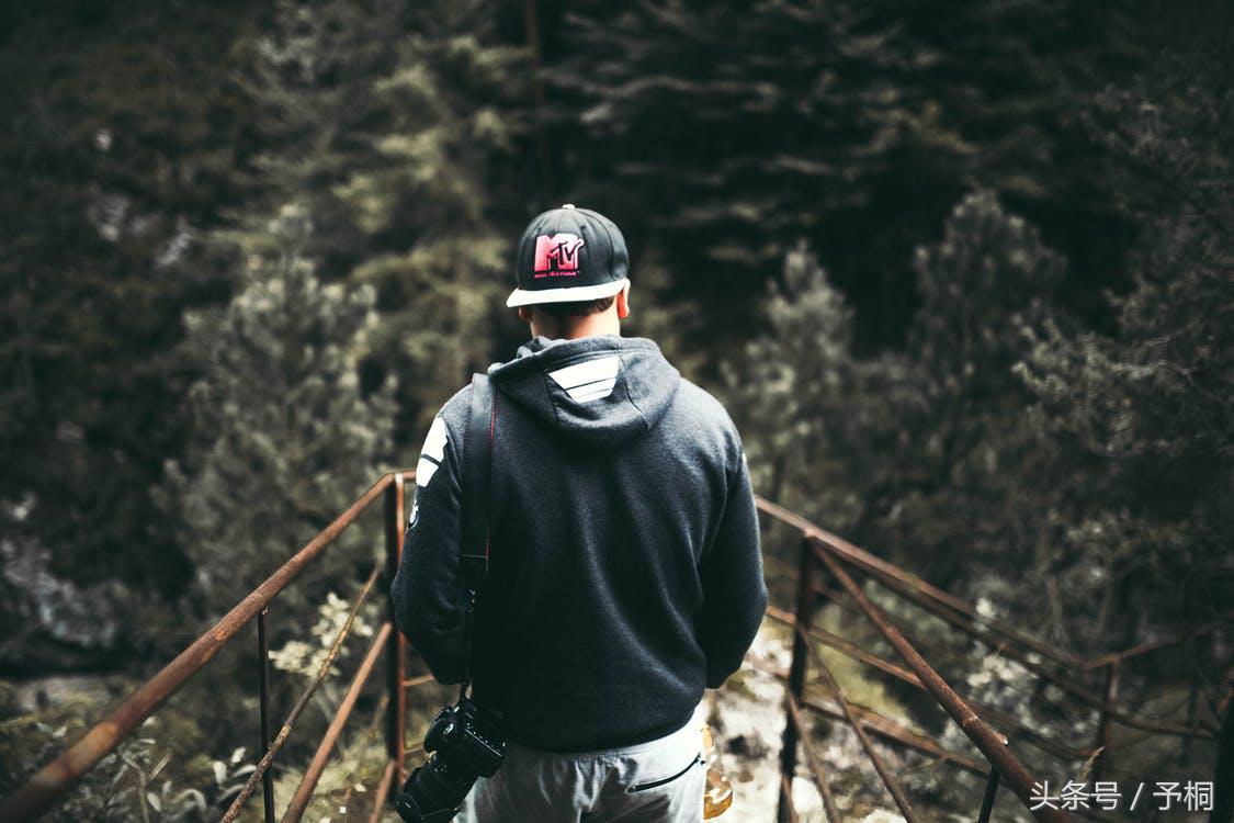 怎么搭配潮流帽子,时尚潮流的帽子搭配