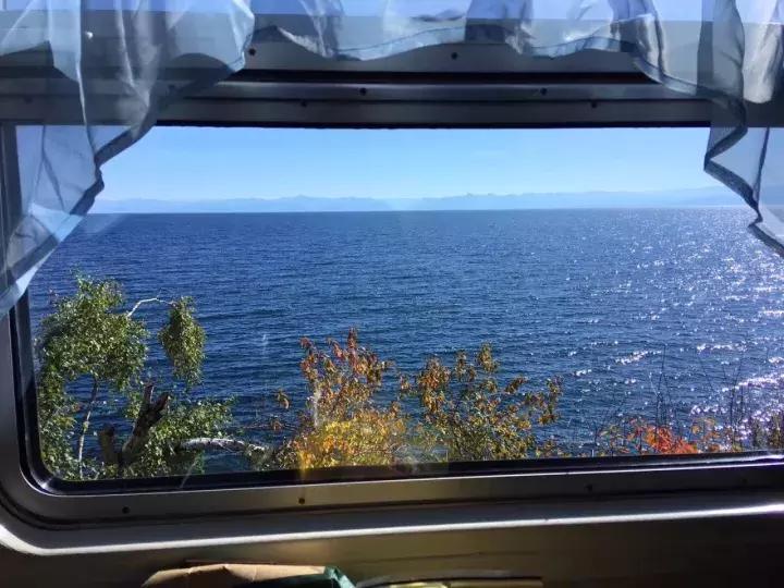 坐火车穿越俄罗斯西伯利亚,欧洲火车途经小镇