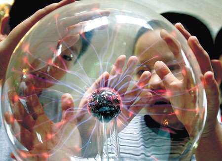 单独碰一根220v火线会触电吗,人触碰220伏火线会被电么