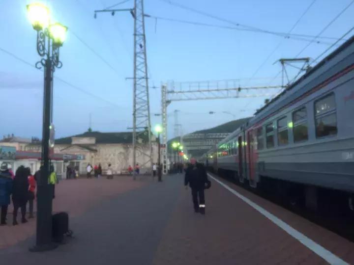 坐火车穿越俄罗斯西伯利亚,欧洲火车途经小镇