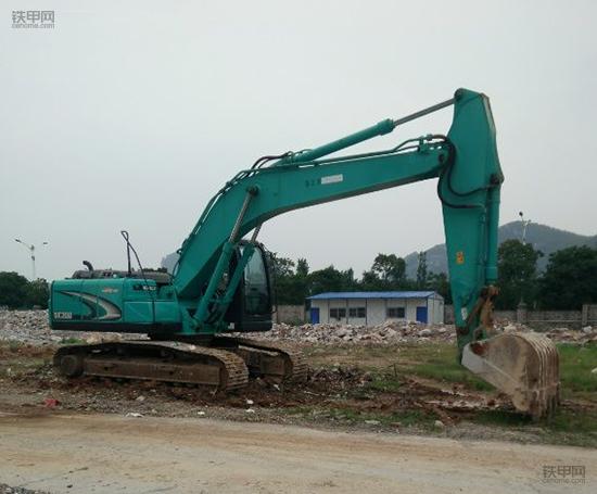 买挖掘机二手,买二手神钢挖机