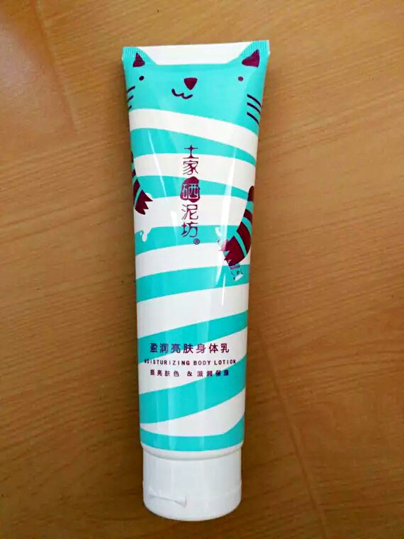 面部保养和身体保养一起进行,日常的脸部保养