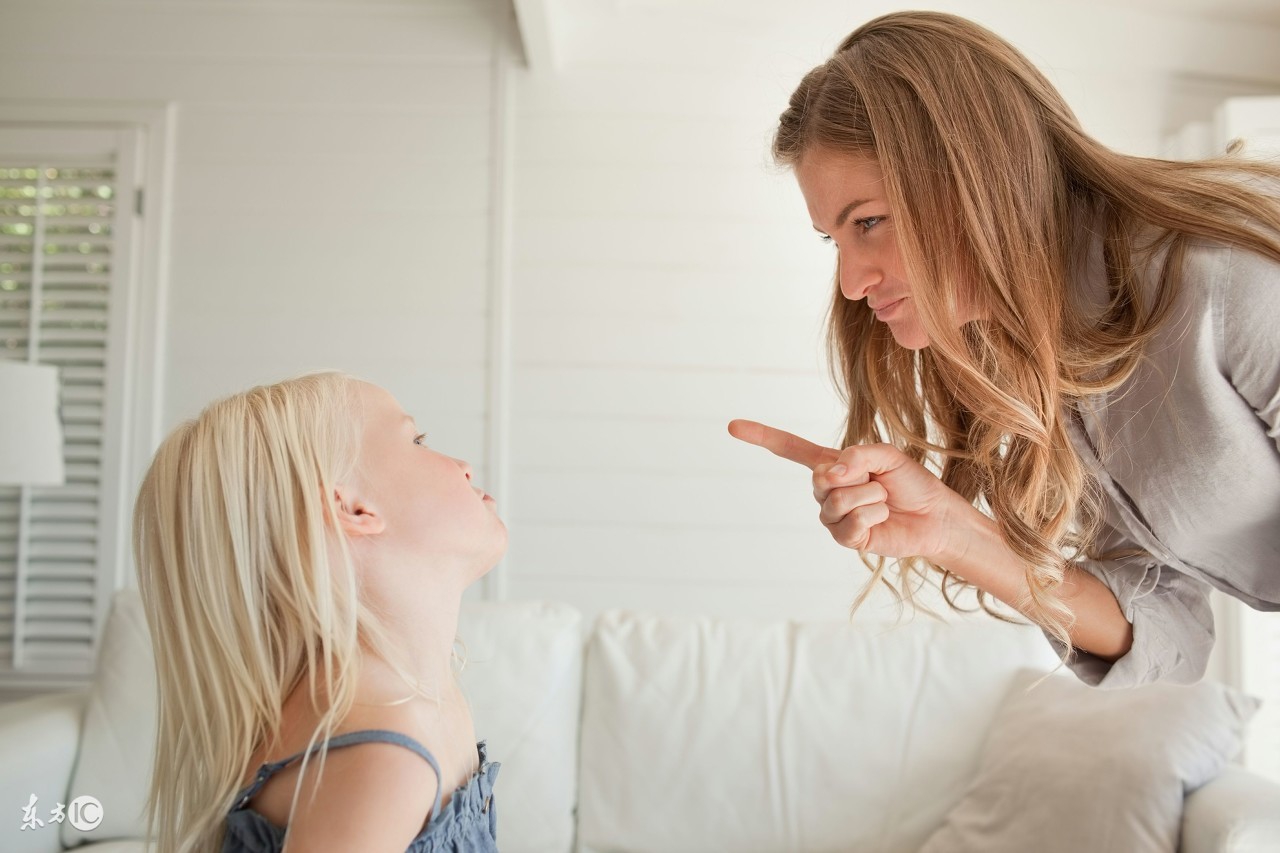 女儿在学校受了委屈家长该怎么做,孩子面对委屈的时候家长该怎么做