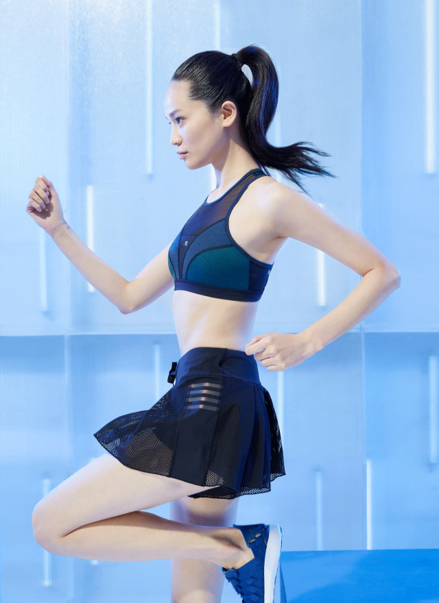 江疏影短袖绿色套装,江疏影穿的阿迪达斯羽绒服