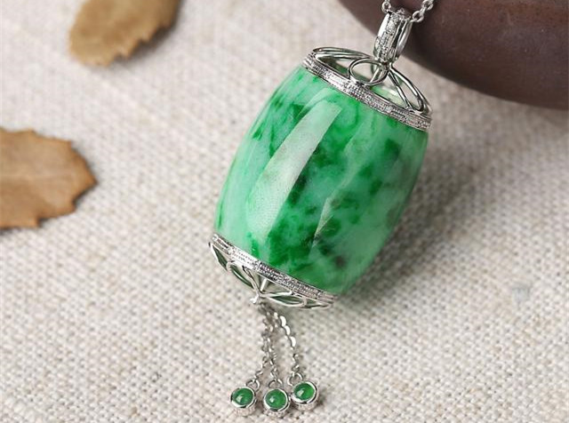 据说这种翡翠，生意人见一个爱一个！外形就像“啤酒桶”！