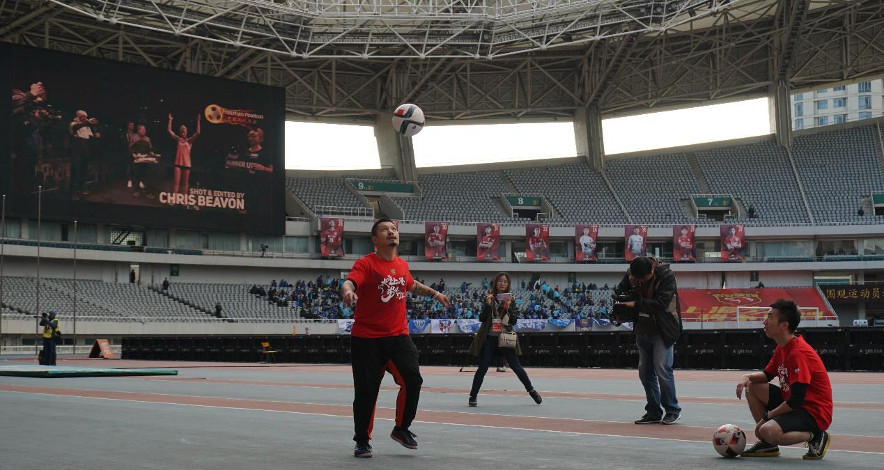 花式足球表演第一,ac米兰vs马竞中场秀花式起球