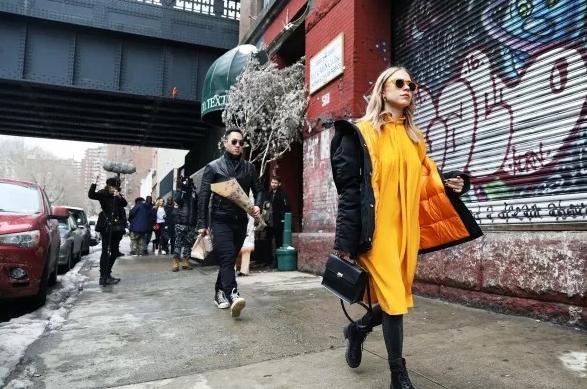 羽绒服裙子这样穿时髦大气又简单,穿什么连衣裙套长款羽绒服好看