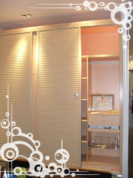 劳卡衣柜和欧派衣柜哪个质量好,劳卡全屋定制衣柜是什么风格