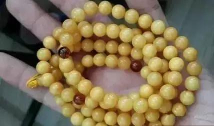 藏区老蜜蜡极品鸡油黄,鸡油老蜜蜡用紫光灯打是什么颜色