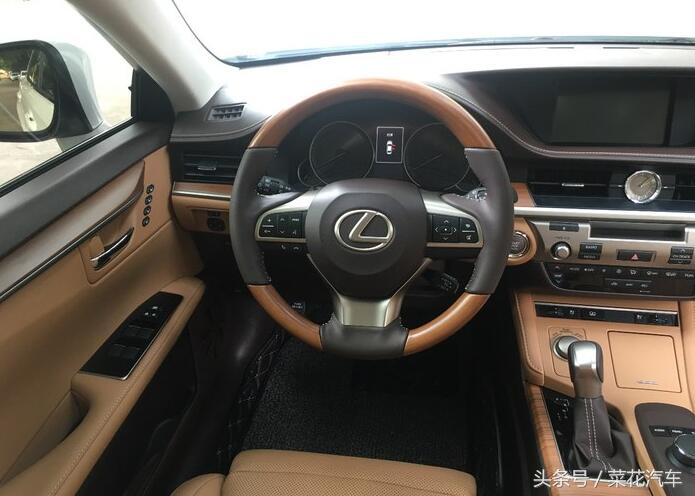 33万提雷克萨斯ES座椅让人无法自拔朋友看了内饰说后悔买了皇冠