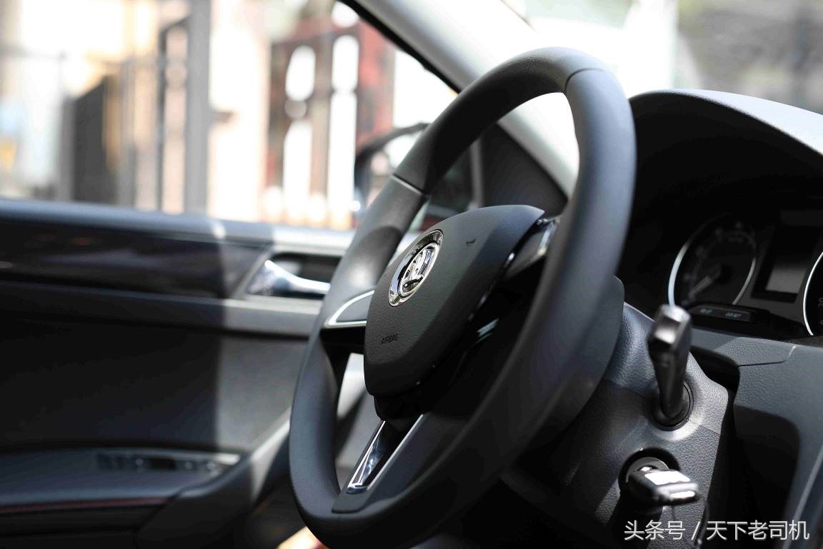 为了幼儿安全安装软件,为儿童安装安全座椅