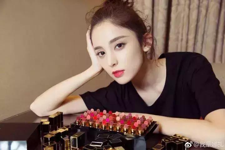 晒男友送的口红,明星晒自己口红