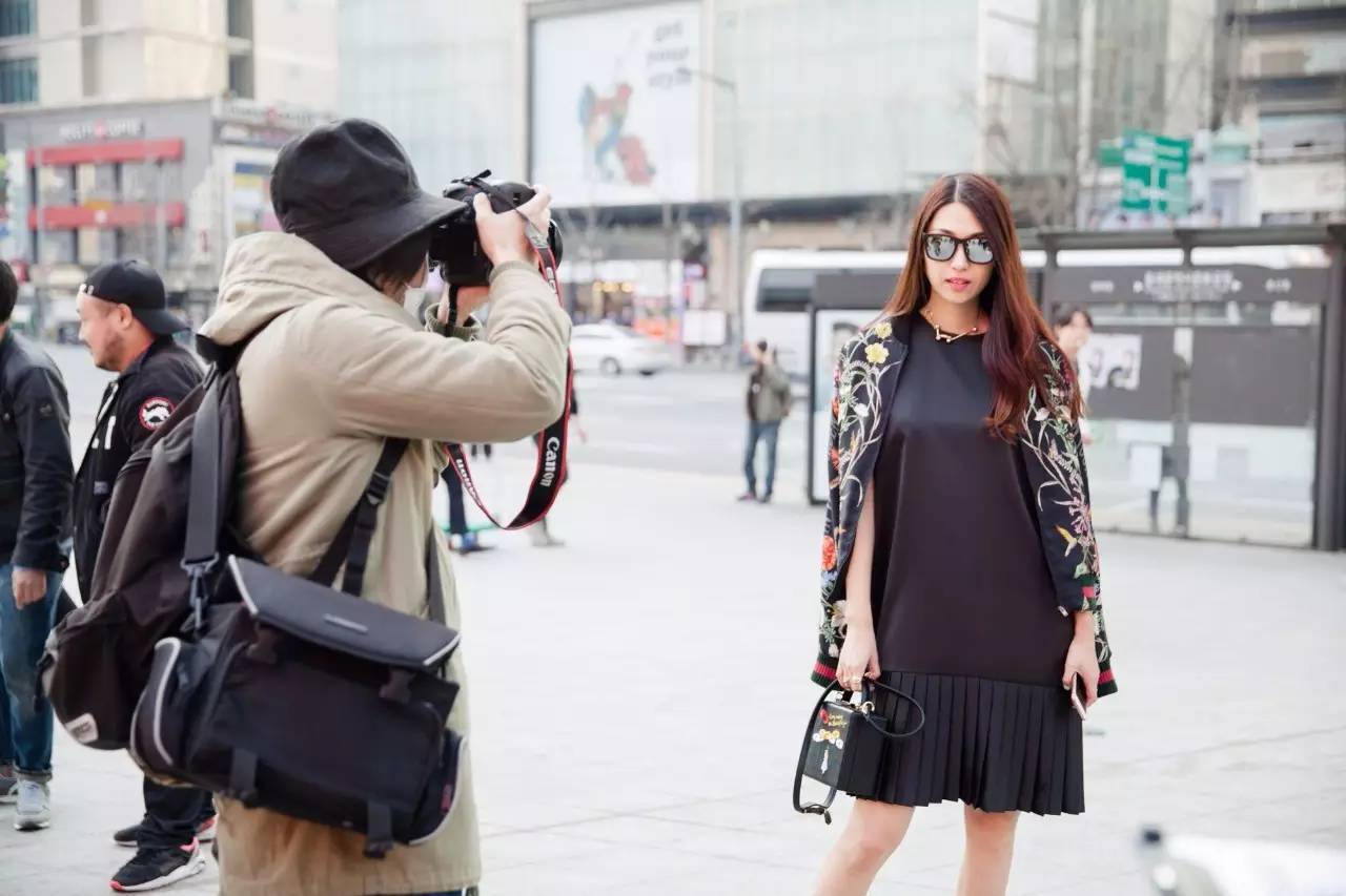 韩国街拍高清时装秀,韩国时装周街拍情侣