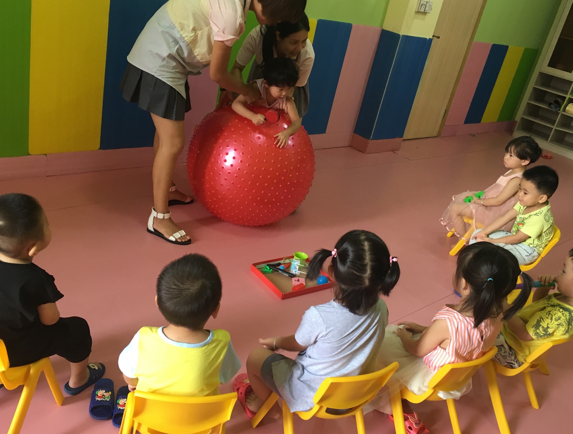 幼儿园老师对孩子的爱和教育,感谢幼儿园孩子对老师的信任