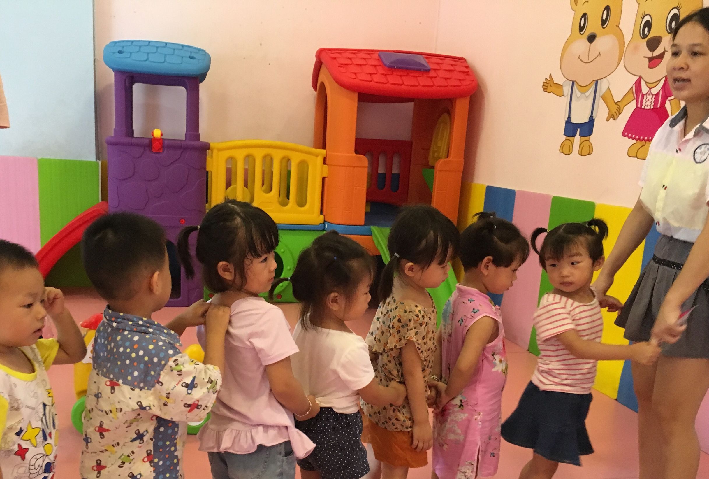 幼儿园老师对孩子的爱和教育,感谢幼儿园孩子对老师的信任