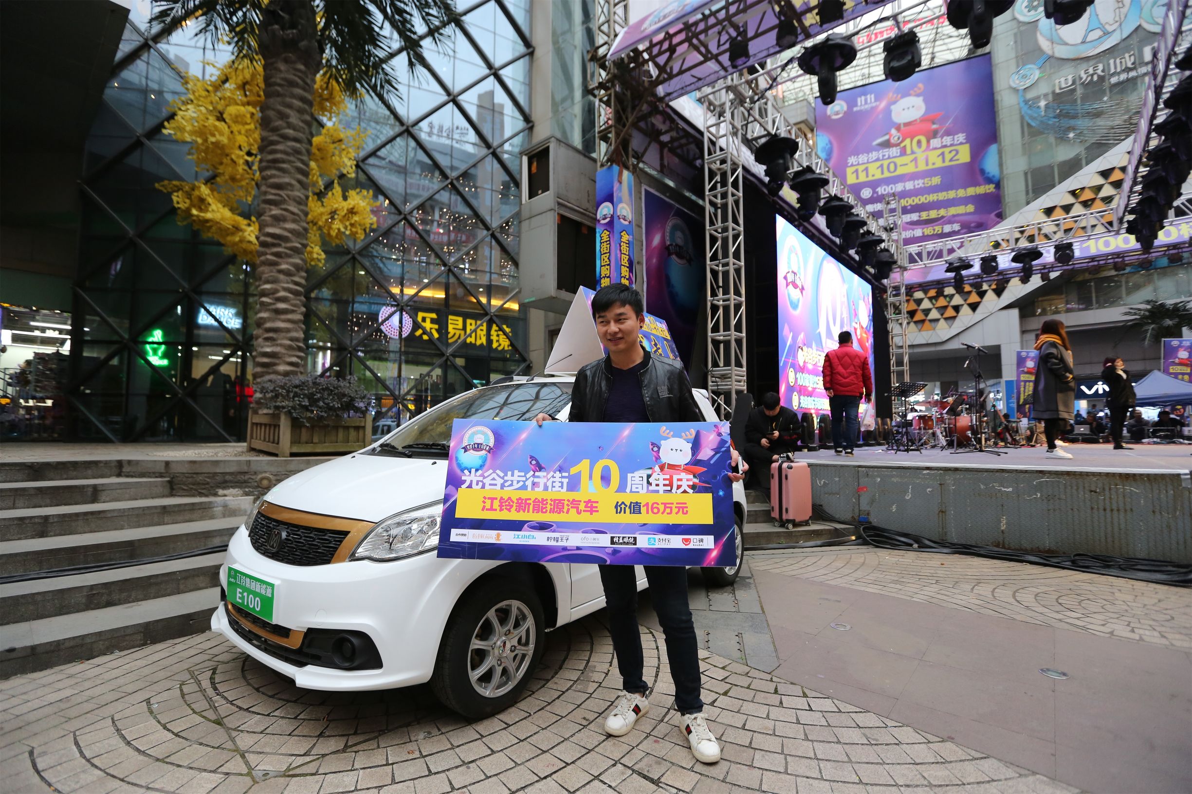 光谷步行街十年新变化,2019光谷步行街活动