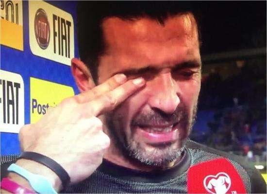 布冯挥泪告别欧洲杯,39岁传奇门神布冯强忍悲伤退场