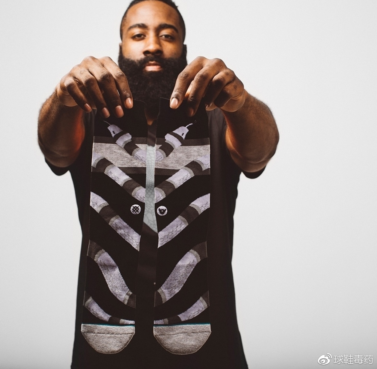 球鞋与袜子为什么那么滑,袜子总是滑到鞋底