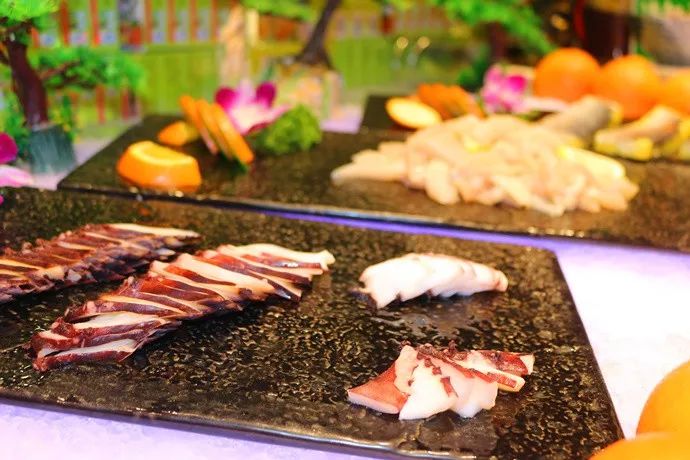 好吃的美食推荐三文鱼,红魔虾甜虾三文鱼刺身自助济南