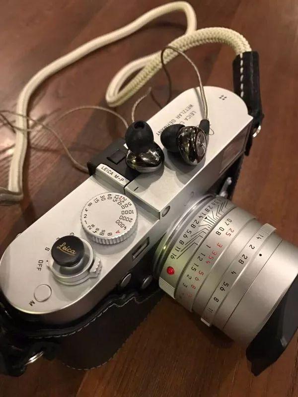 新婚,老婆没有要钻戒,买了一台徕卡