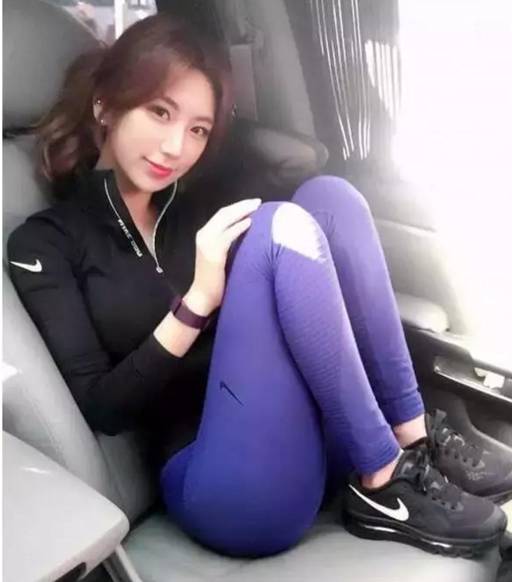 朋友说，日本姑娘这样斜挎包的很多，去了一次，果然大饱眼福